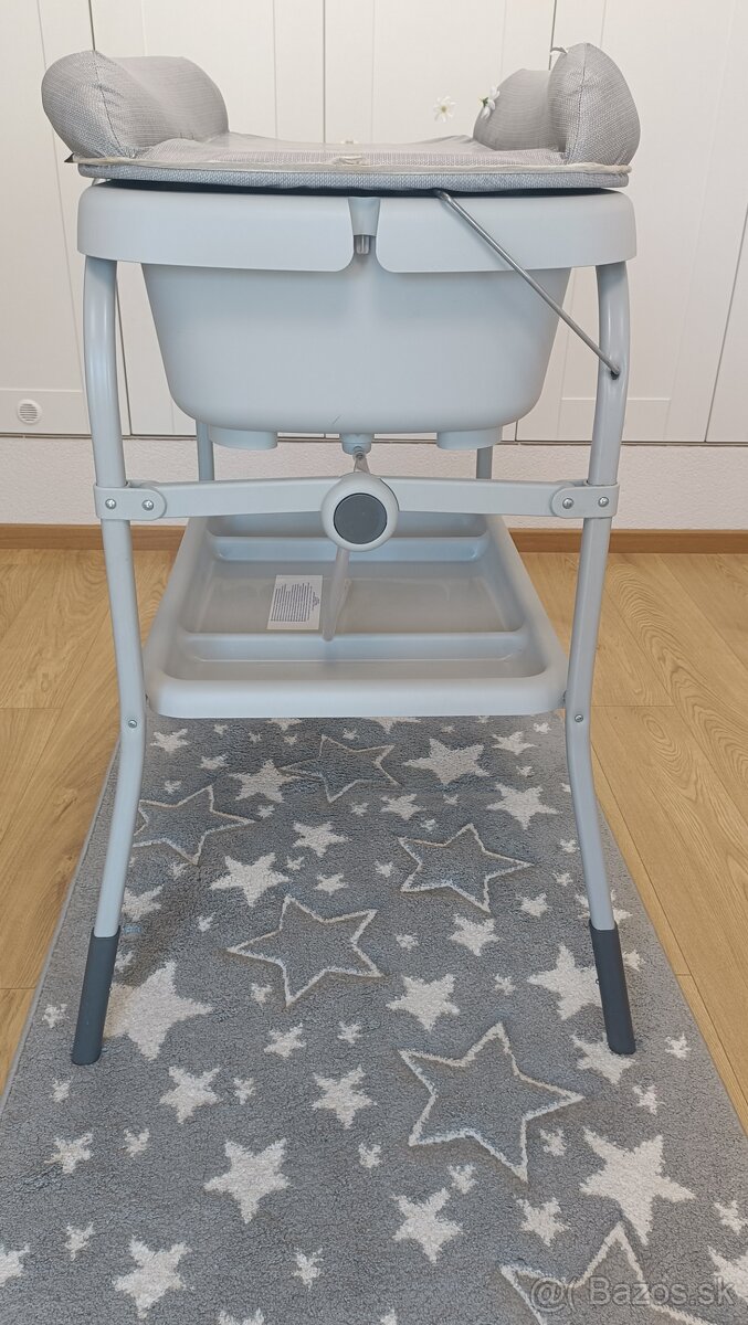 Prebaľovaci stolík s vaničkou Chicco