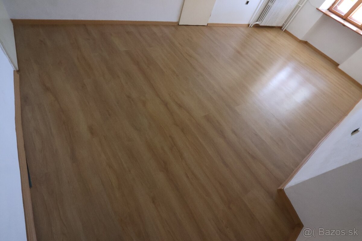Laminátová podlaha, vzor dub