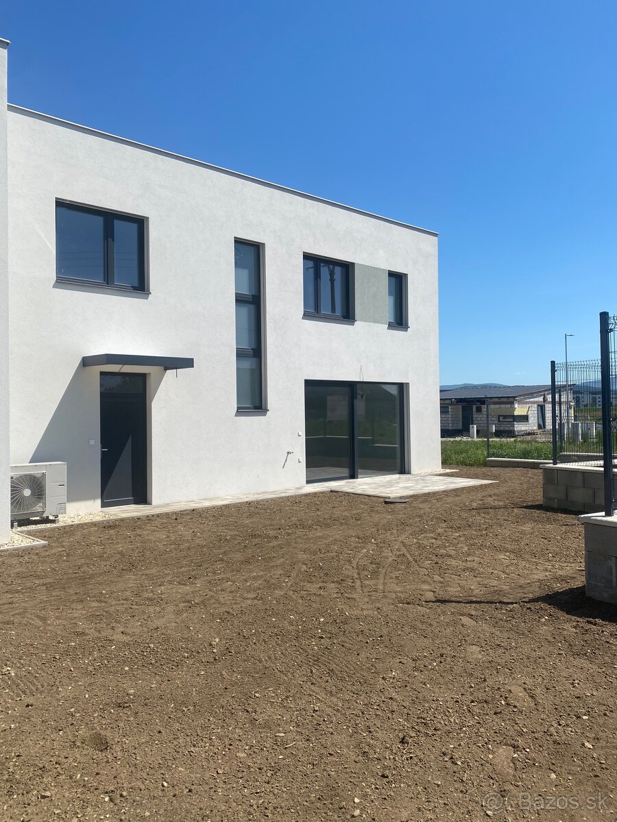 Na predaj ponúkam 5 izbovú novostavbu rodinného domu.