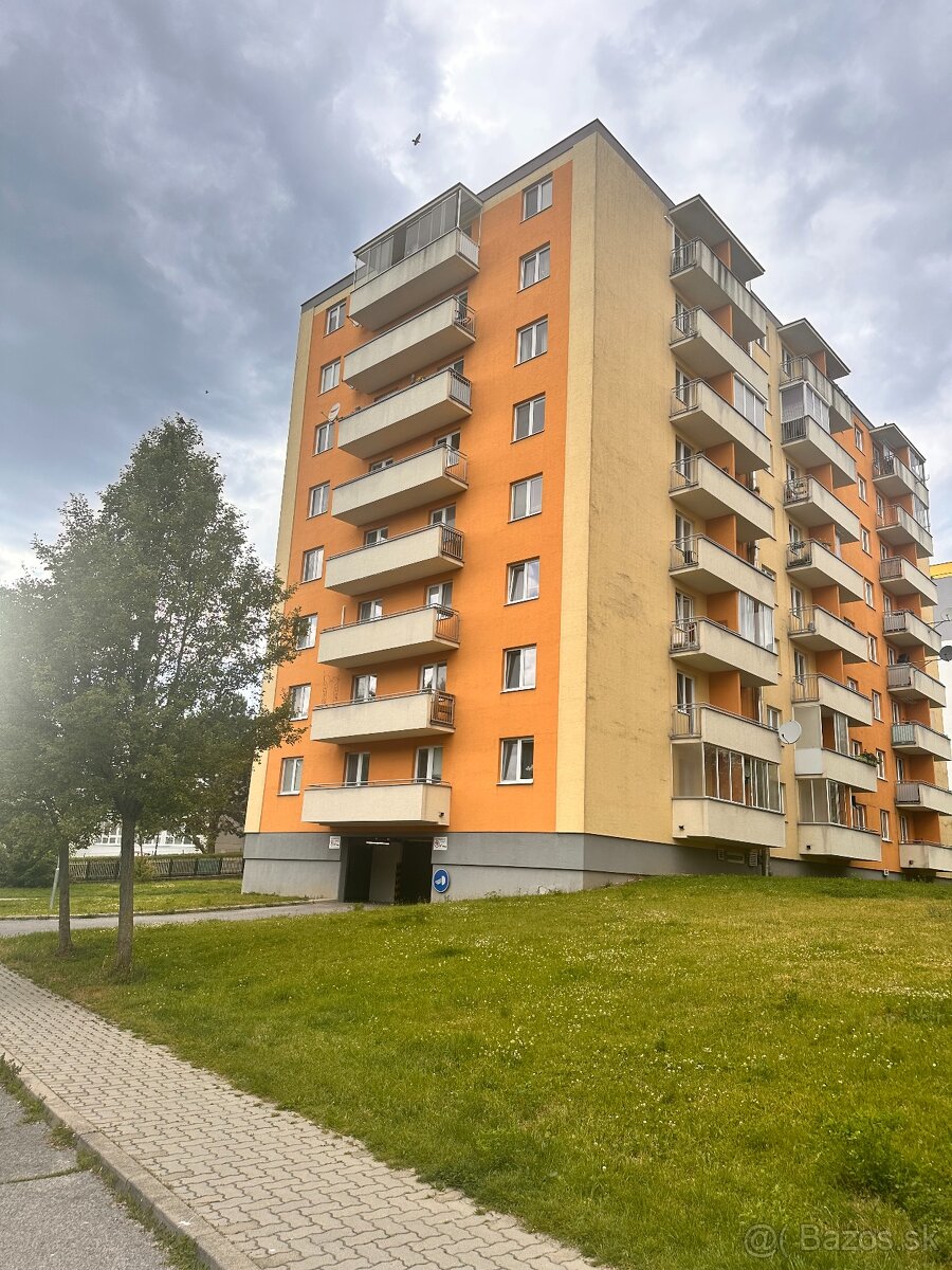 3 - izbový komplet zariadený byt s garážovým státim