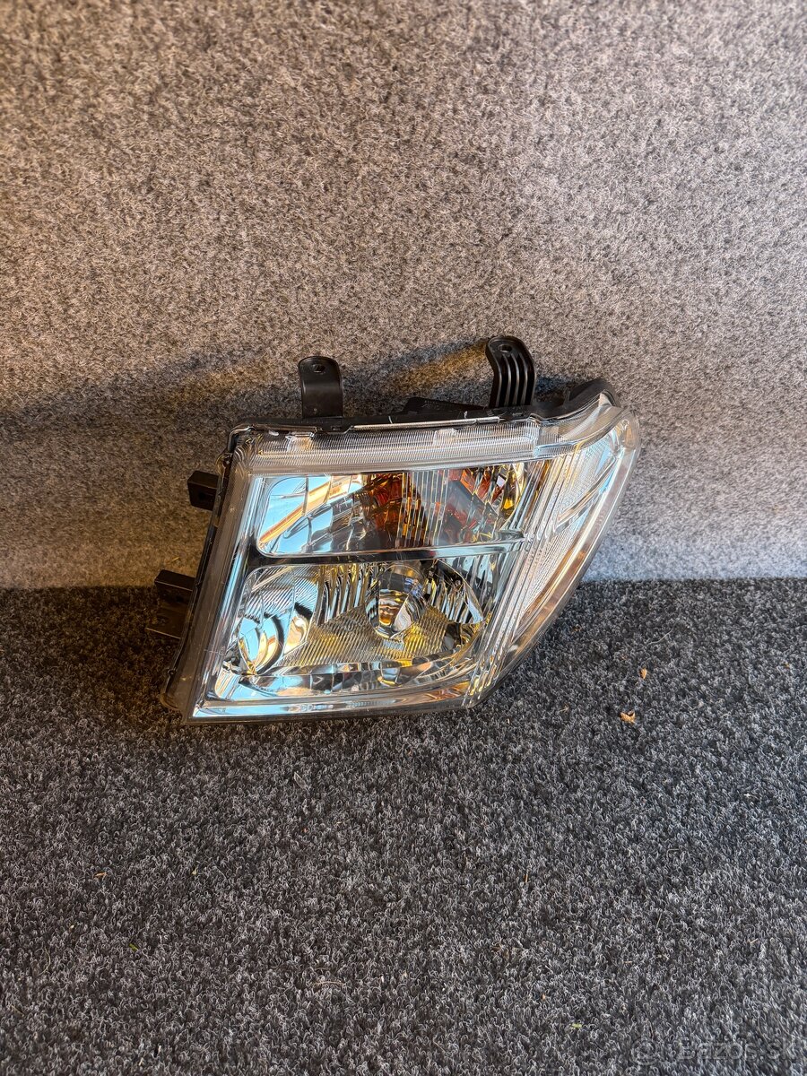 Svetlo Nissan Navara/Pathfinder D40