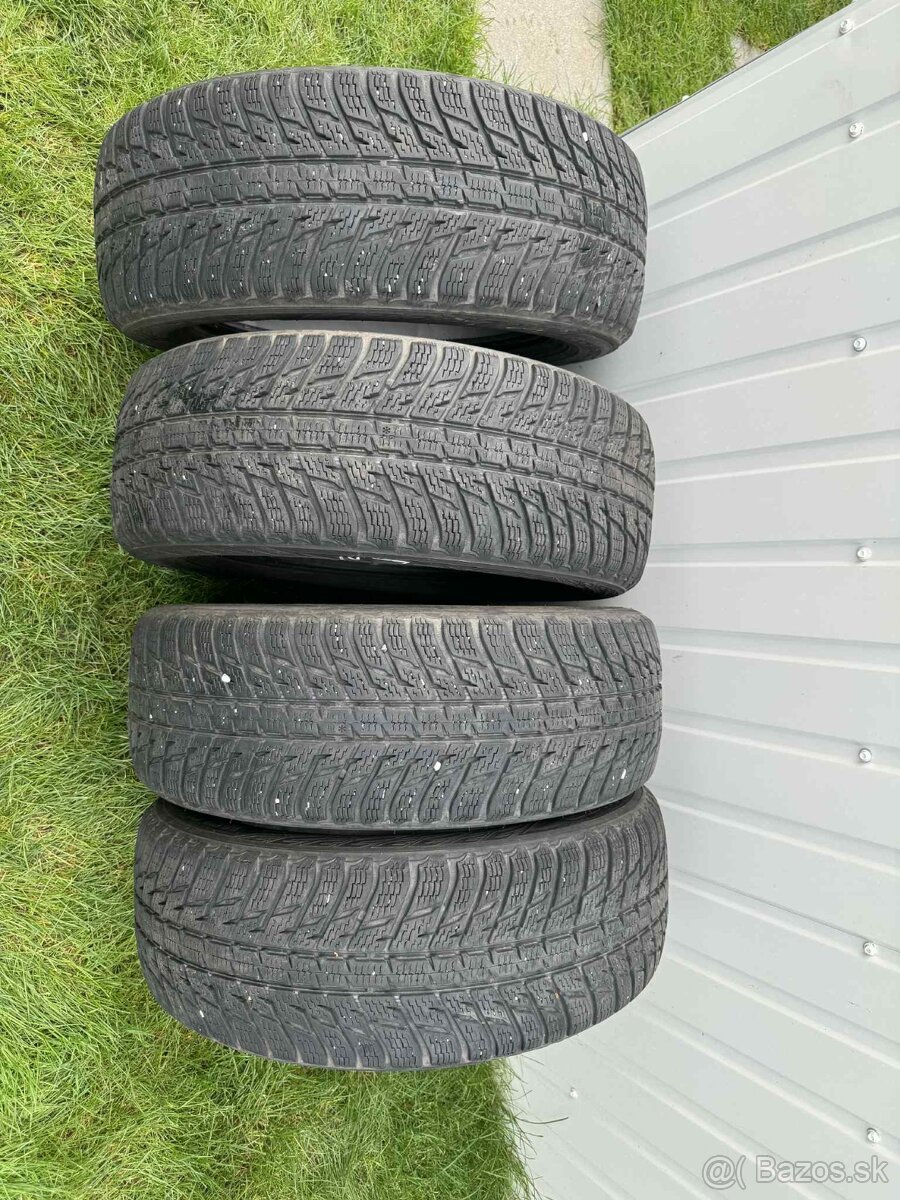 225/60 R17 zimne pneu Nokian
