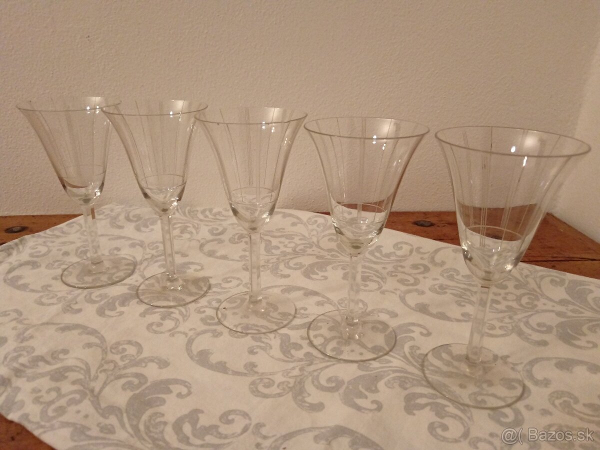 Vínové fasetované poháre