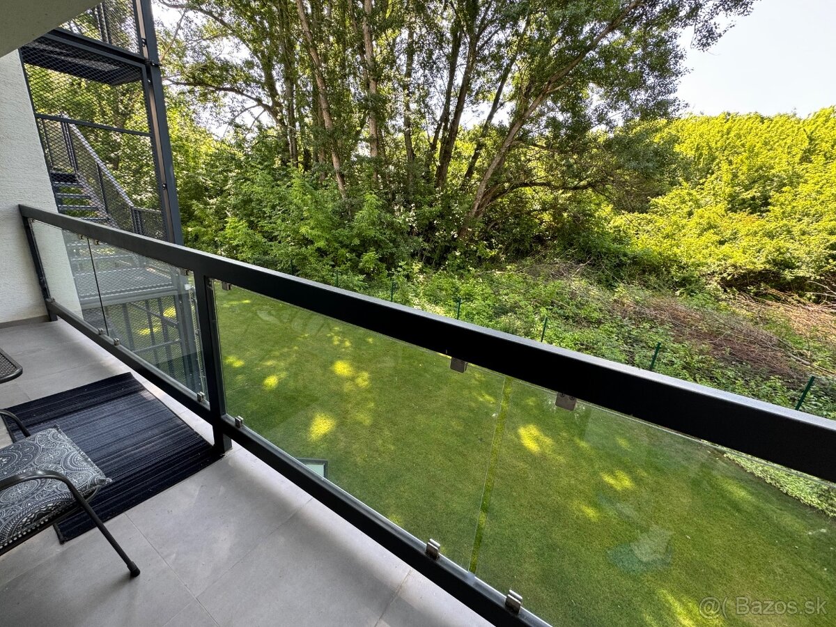 IHNEĎ VOĽNÝ 2-izb. BYT s wifi, loggiou aj parkingom