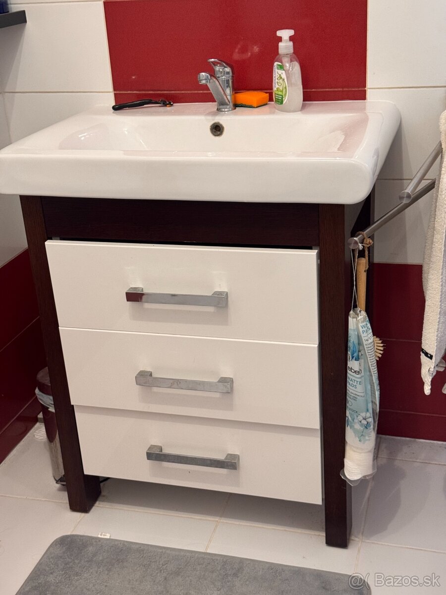 KRÁSNY KÚPEĽŇOVÝ SET - Komoda s umývadlom + skriňa