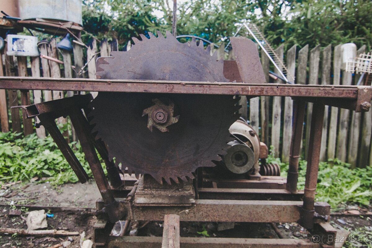 Cirkular na kolajniciach (vyuzivany na stavbu chaty)