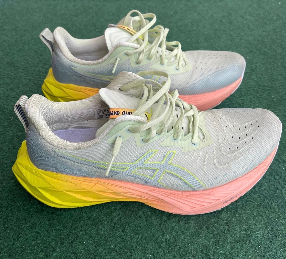 Tenisky Asics Novablast 4 Paris vel. 43,5