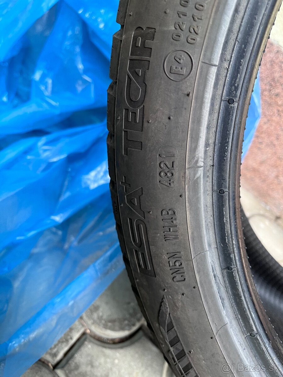 225/40R18