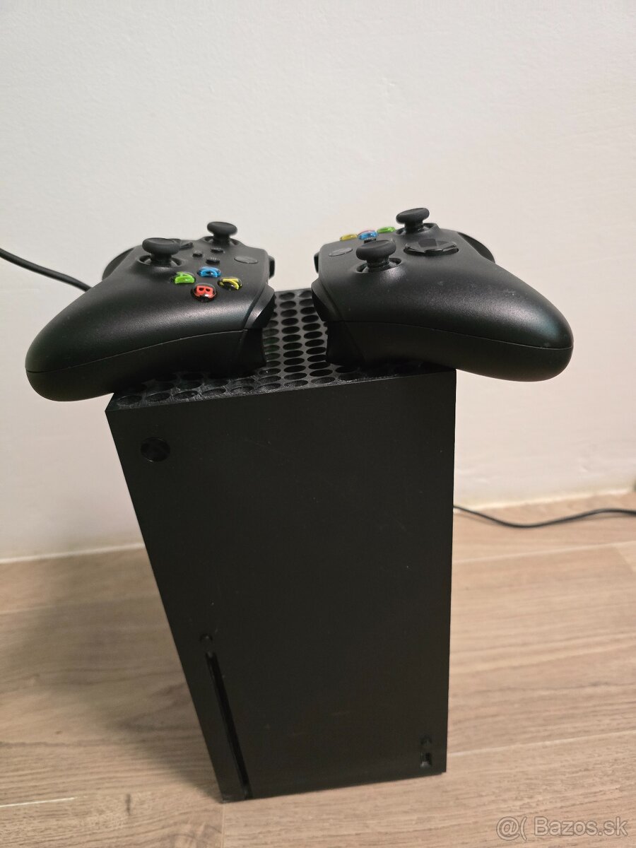 Predam Xbox Series X + 2 ovladace