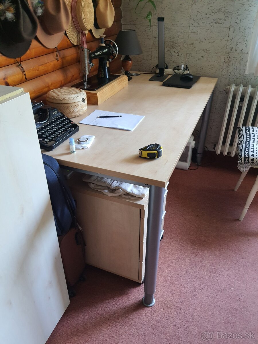 Pracovný stôl