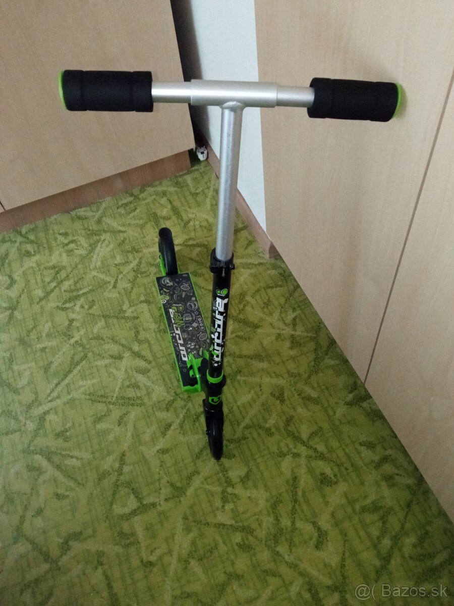 Detská kolobežka.