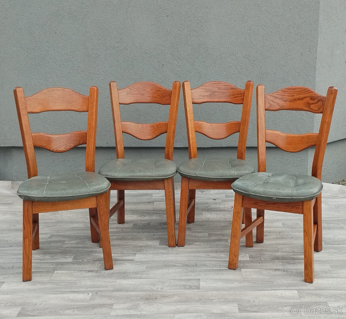 Set masívnych stoličiek – ( 4 KS ) .