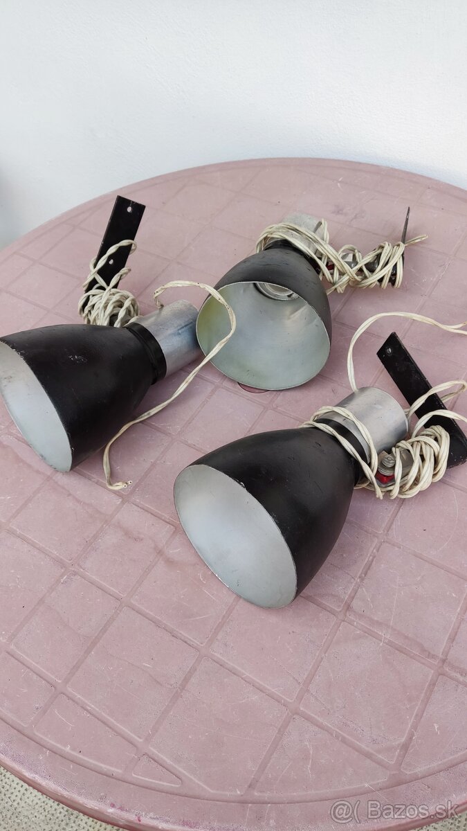 Priemyselné svietidlá , žiarivkove svetlá, zastrčka