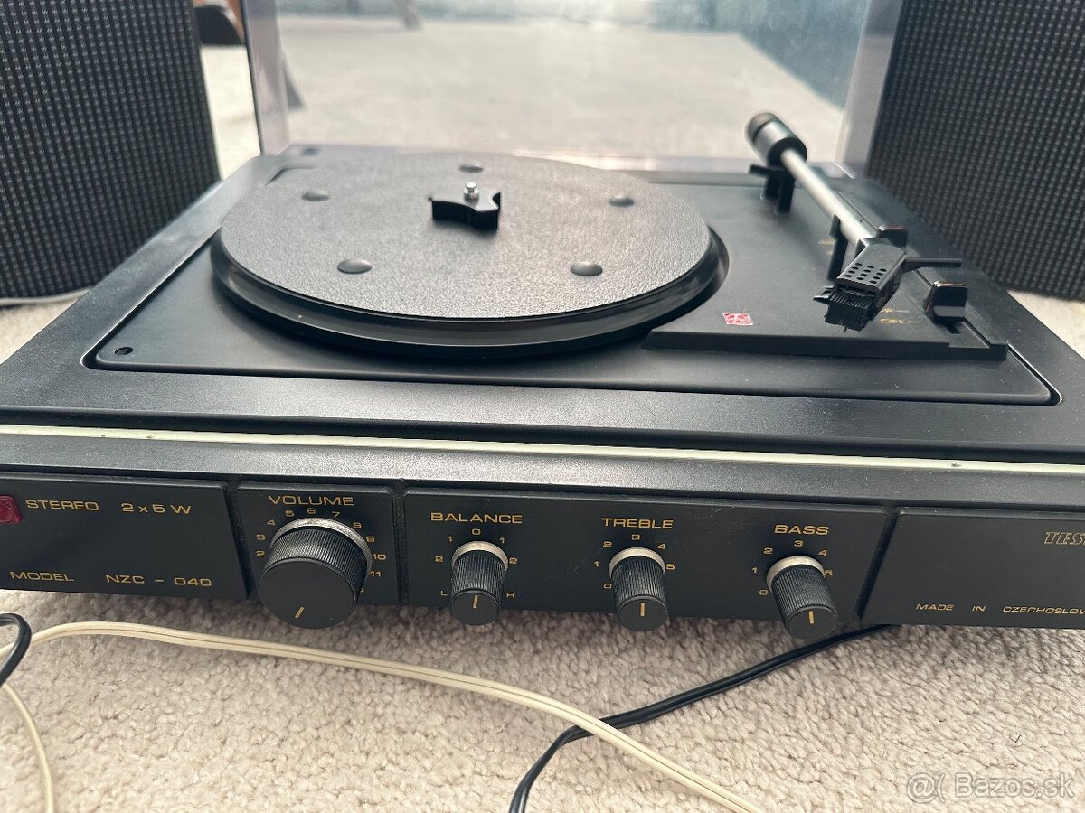 Stary gramofon Tesla model NCZ-040