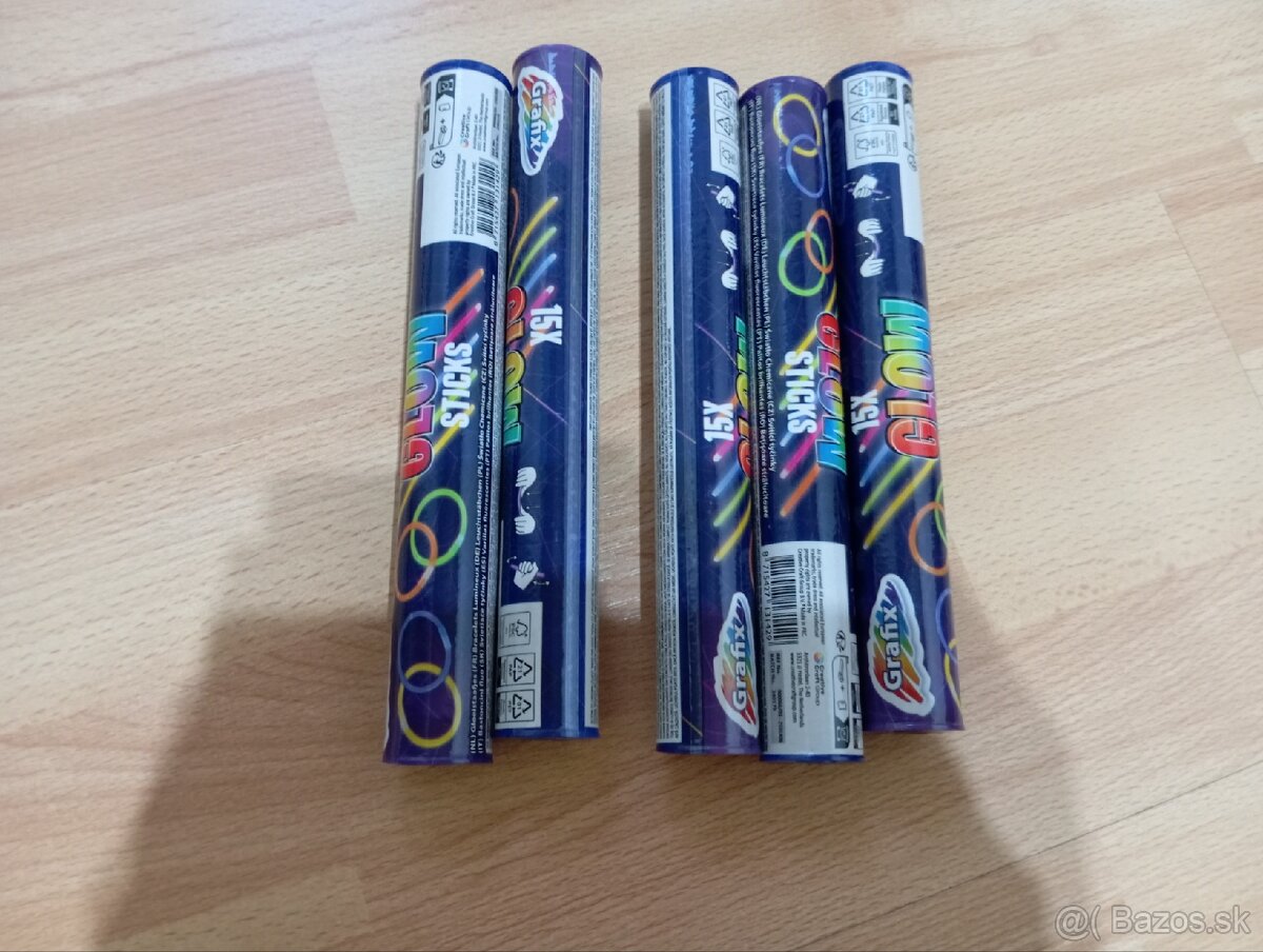 Balóny, svietiace náramky, bublifiky, krepový papier