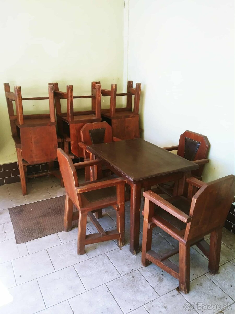 masívný stôl a kreslo