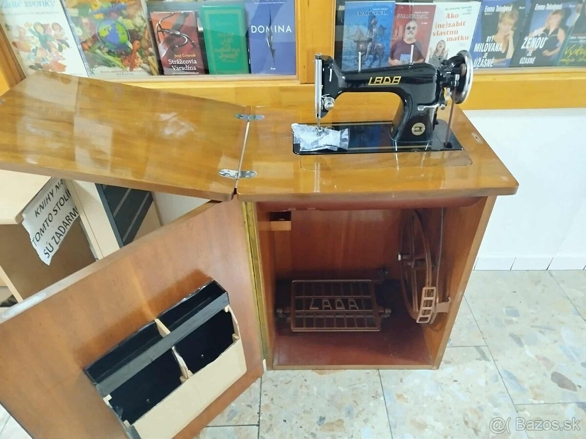 LADA--skrinkový šijací stroj--plne funkčný,v krásnom stave--
