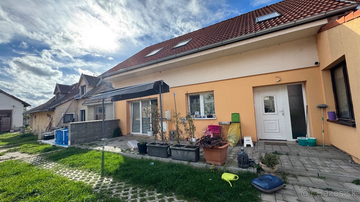 Priestranný zrekonštruovaný rodinný dom na prenájom v Lozorn