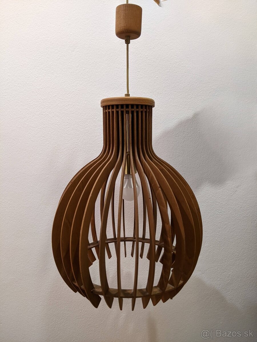 Drevena zavesna lampa