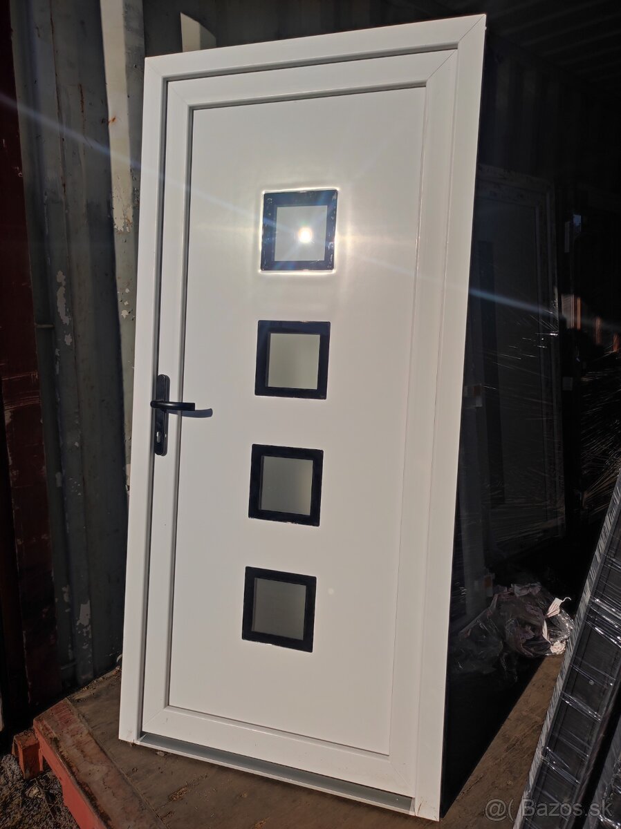 Pvc vchodove dvere NewYork black line.