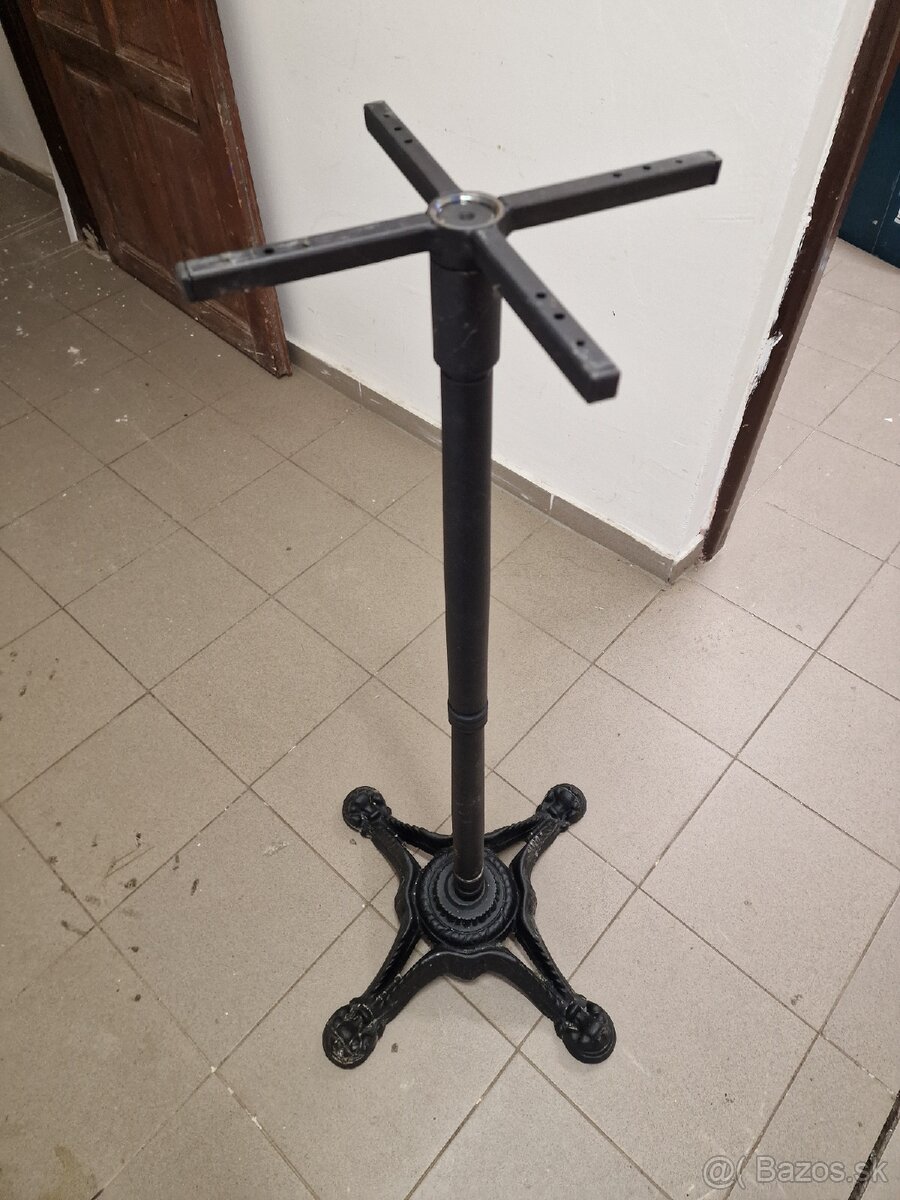liatinová noha pre barový stôl.