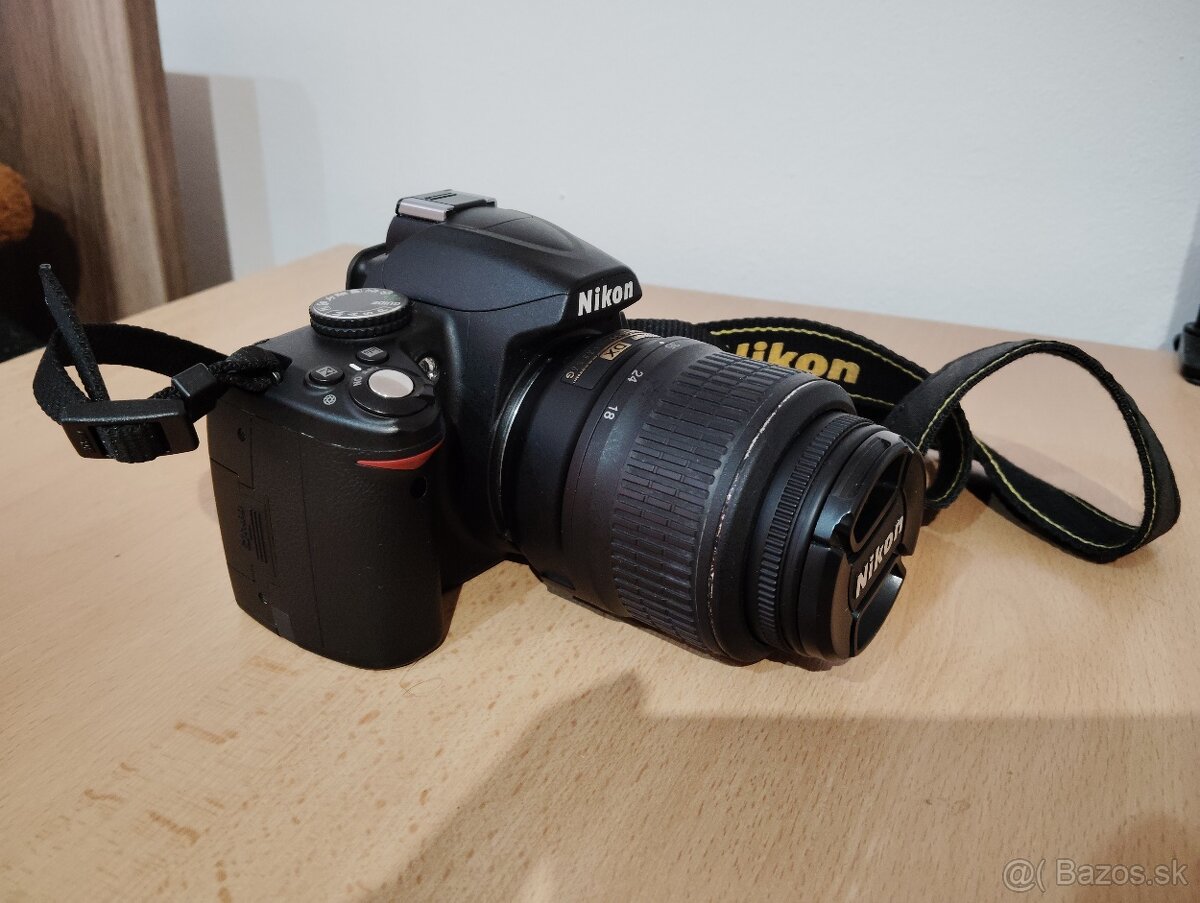 Nikon D3000 + brašňa + objektív + popruh