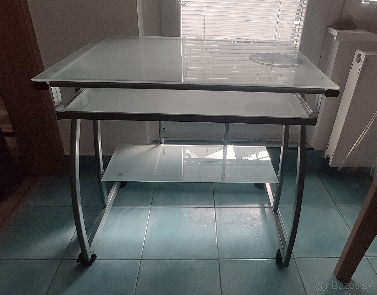 Predám počítačový stolík