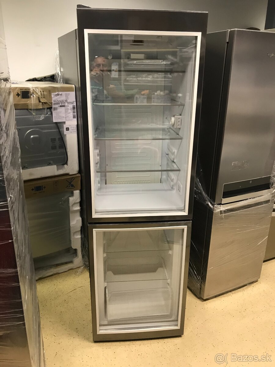 Presklená chladnička s ventilátorom a LED osvetlením