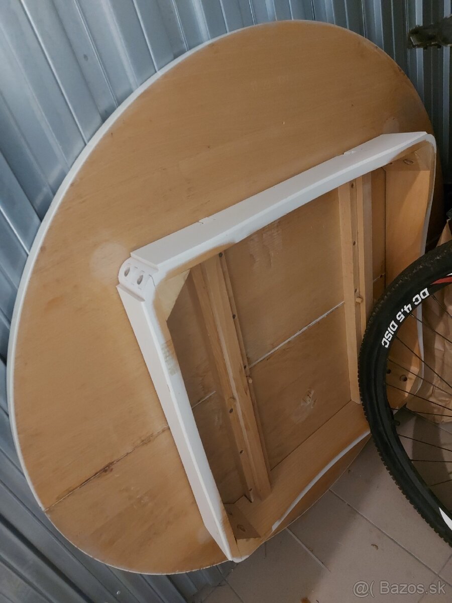 Drevený stôl a 4 stoličky - celý SET