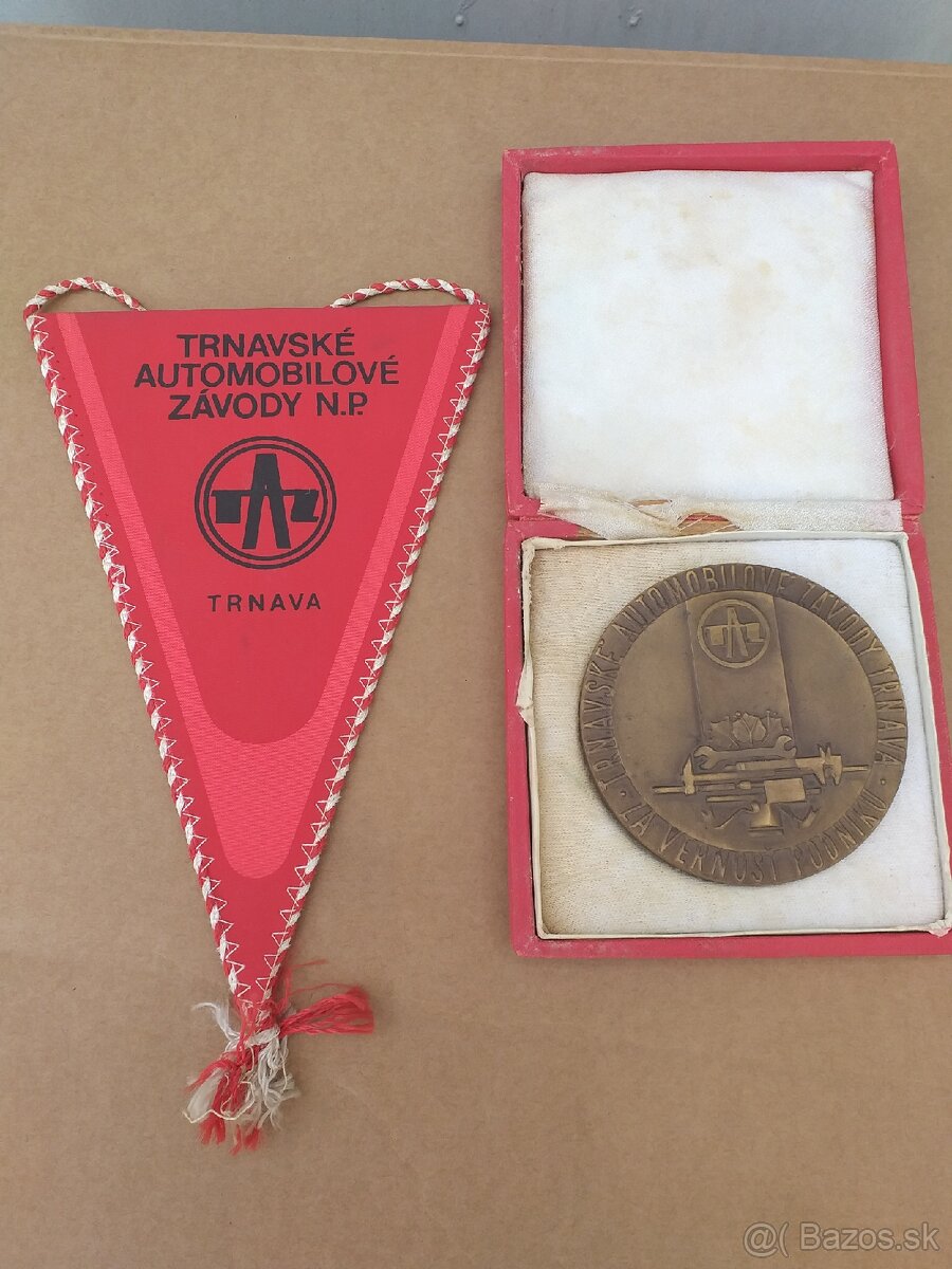 Medaila a vlajka taz trnava