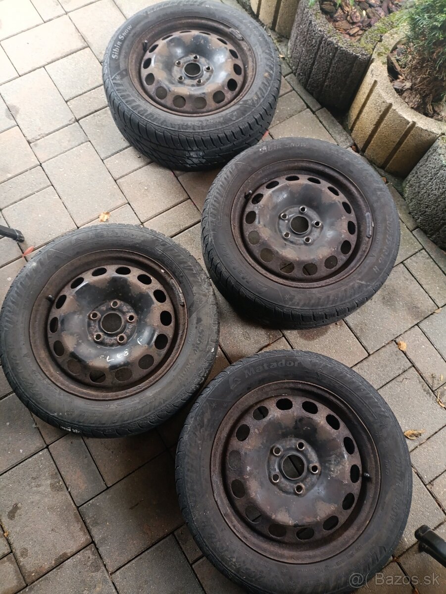 Plechové disky s pneumatikami