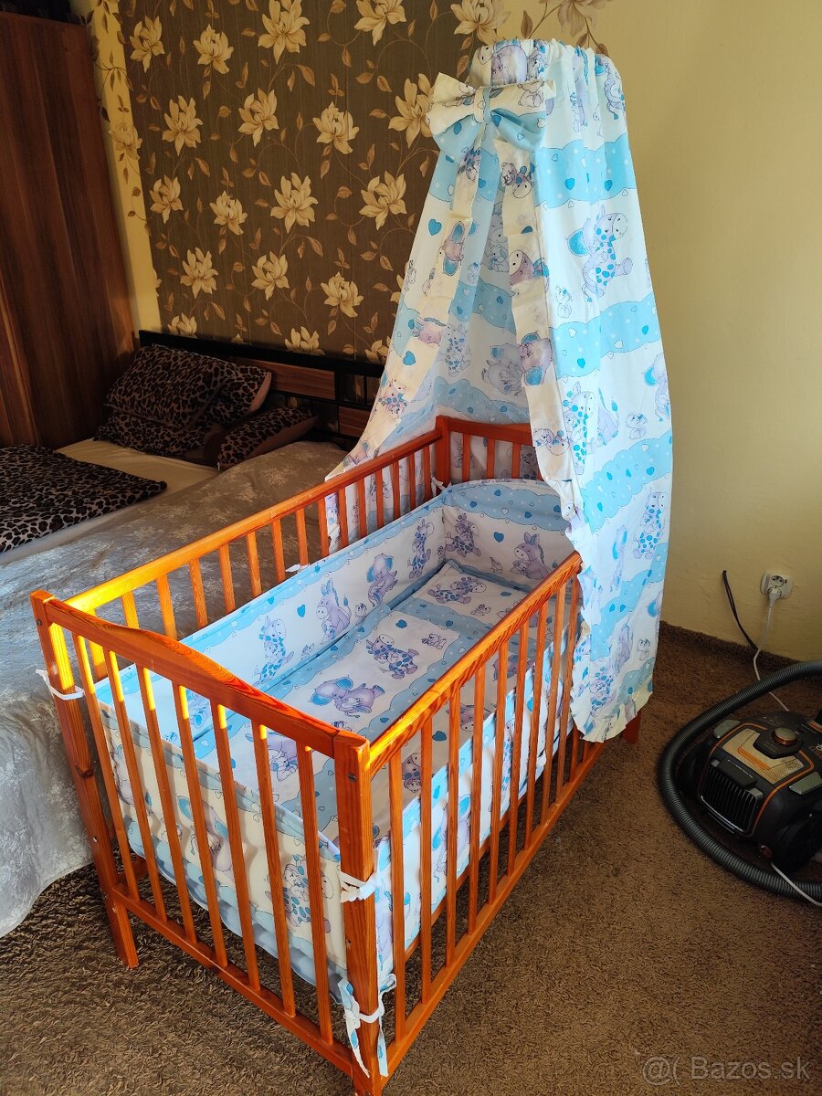 Drevená detská postieľka s baldachýnom