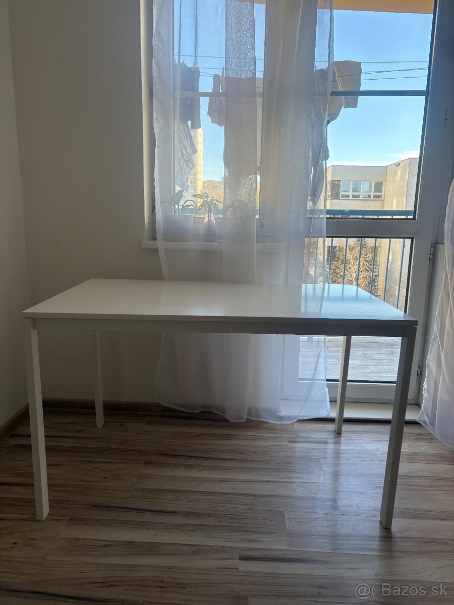 Biely stôl s kovovou konštrukciou