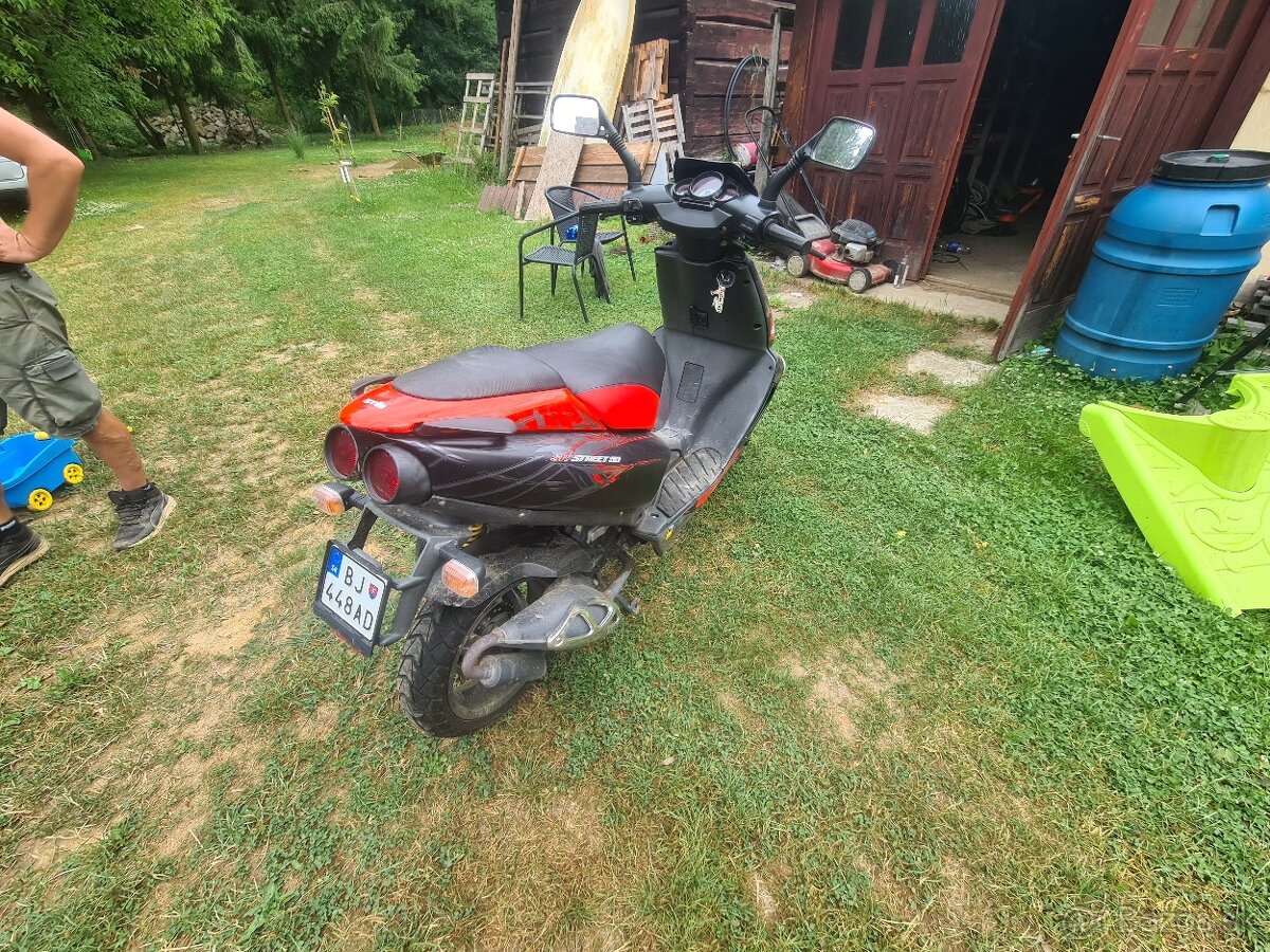 Aprília SR 50 street