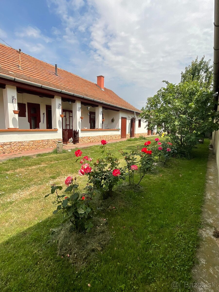 ZREKONŠTRUOVANÝ, GAZDOVSKÝ DOM S GÁNKOM v Méra, MaďarskoRodi