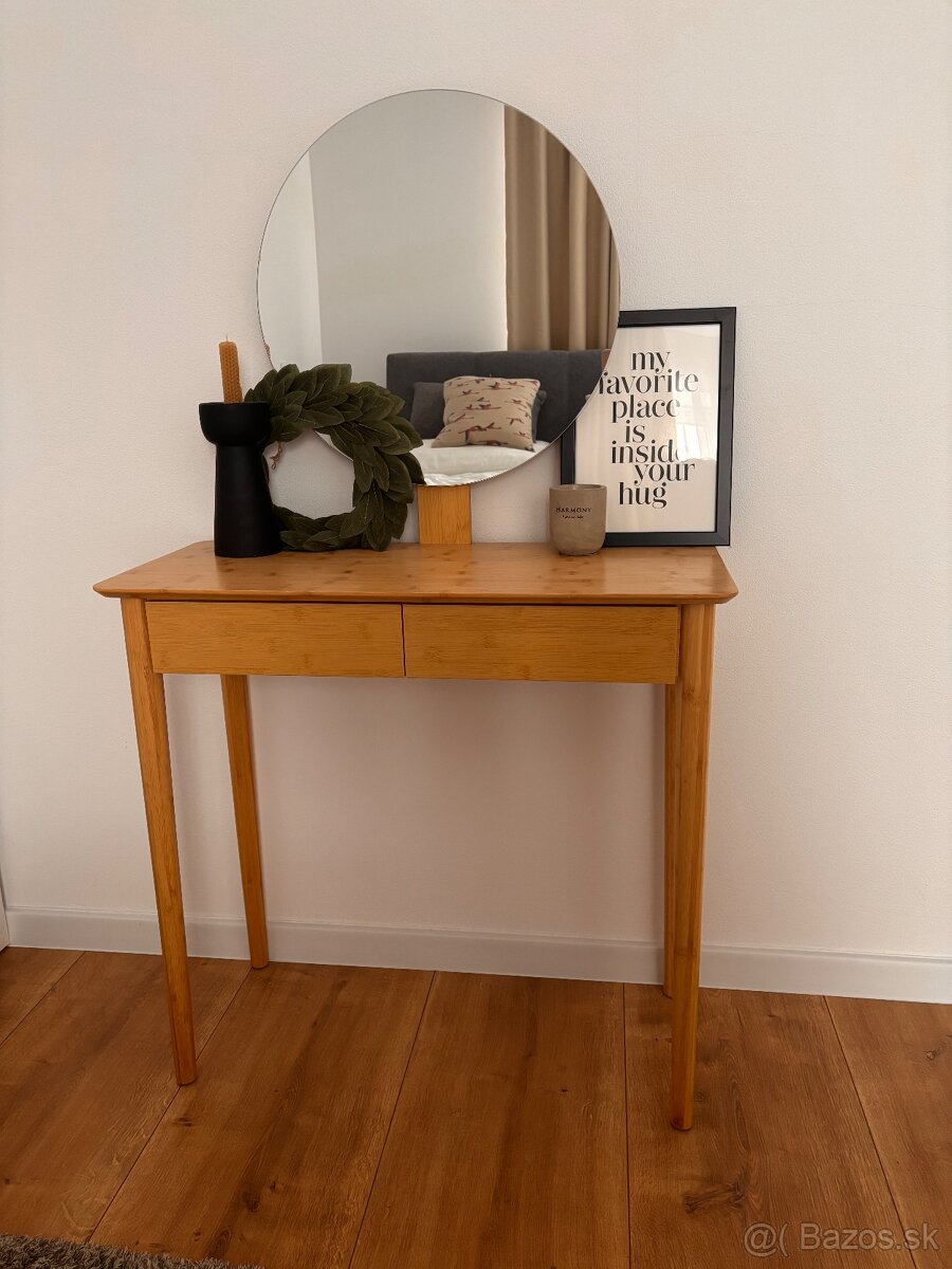 Toaletny kozmeticky stolik