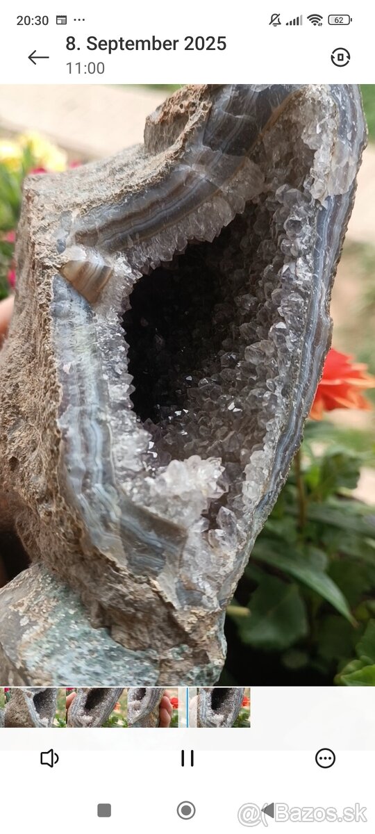 CAchátová geóda s chalcedonom a ametystom v dutine- Brazília