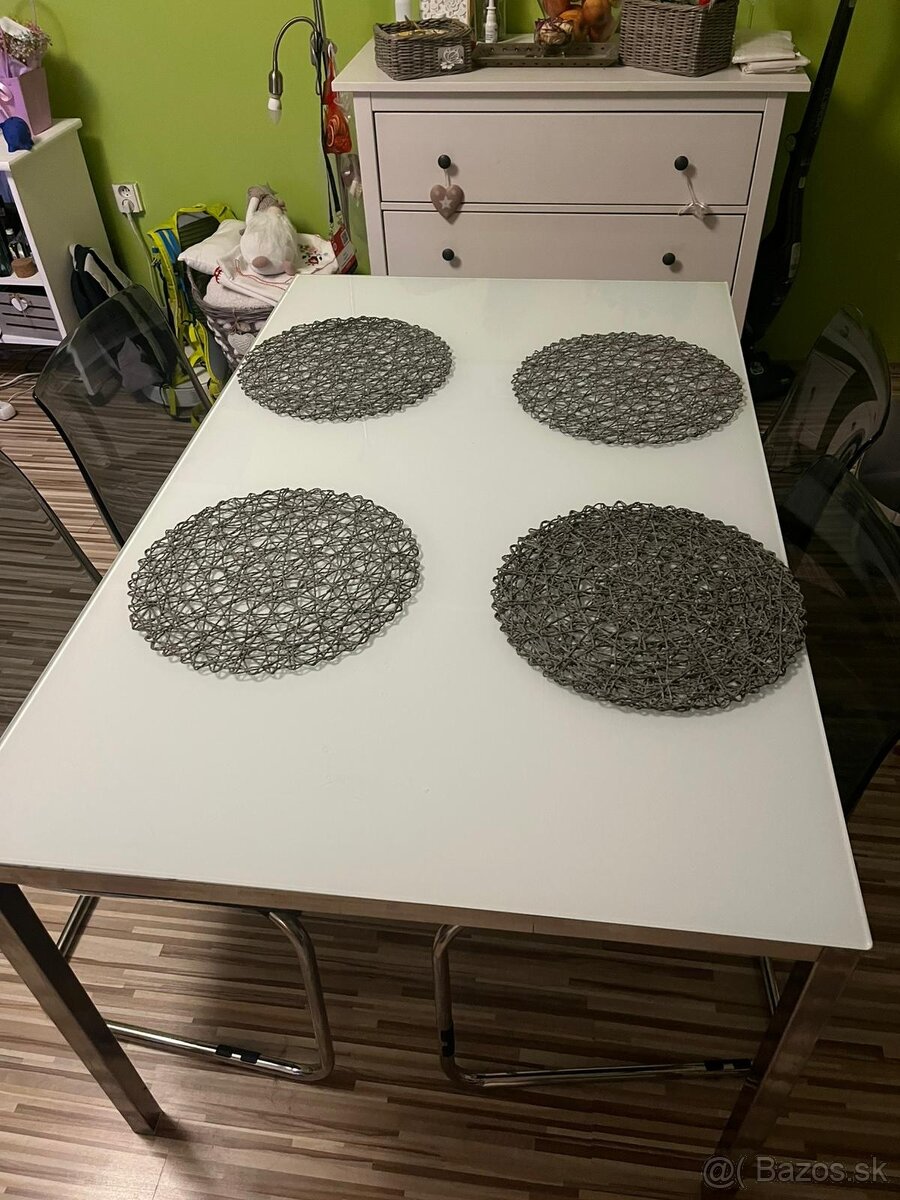 Jedálenský stôl a stoličky