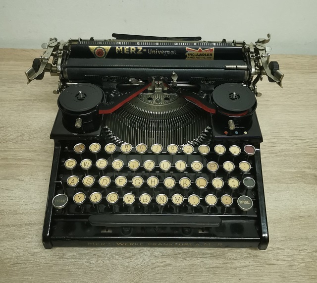 Starožitný písací stroj MERZ Universal z roku 1932