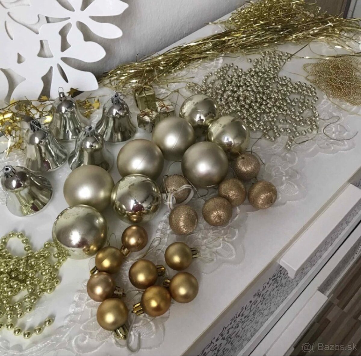 Vianočné gule a reťaze v zlatej a pieskovej farbe.