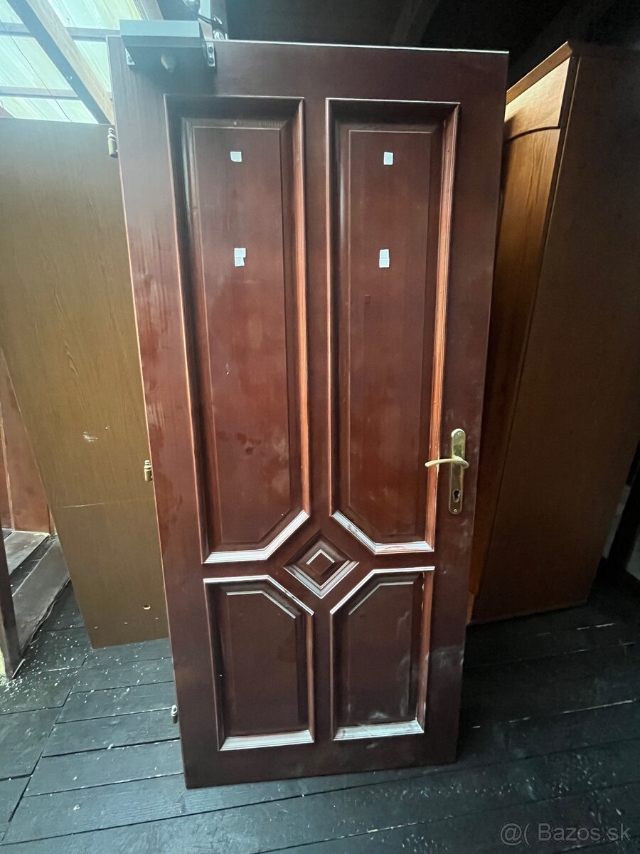 Drevené dvere masív