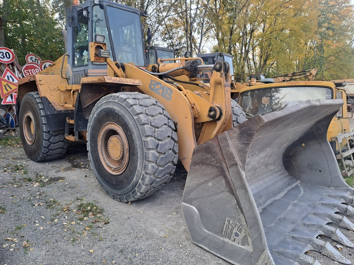 Kolesový nakladač CASE 821