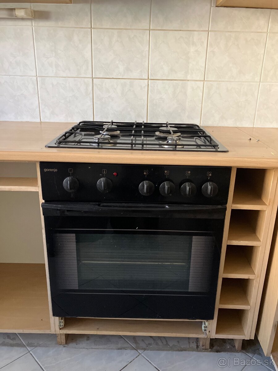 Vstavaný elektrický sporák s plynovou varnou doskou Gorenje