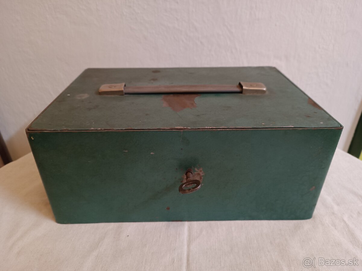 Starý trezor-box,  prenosná pokladnica, pokladnička