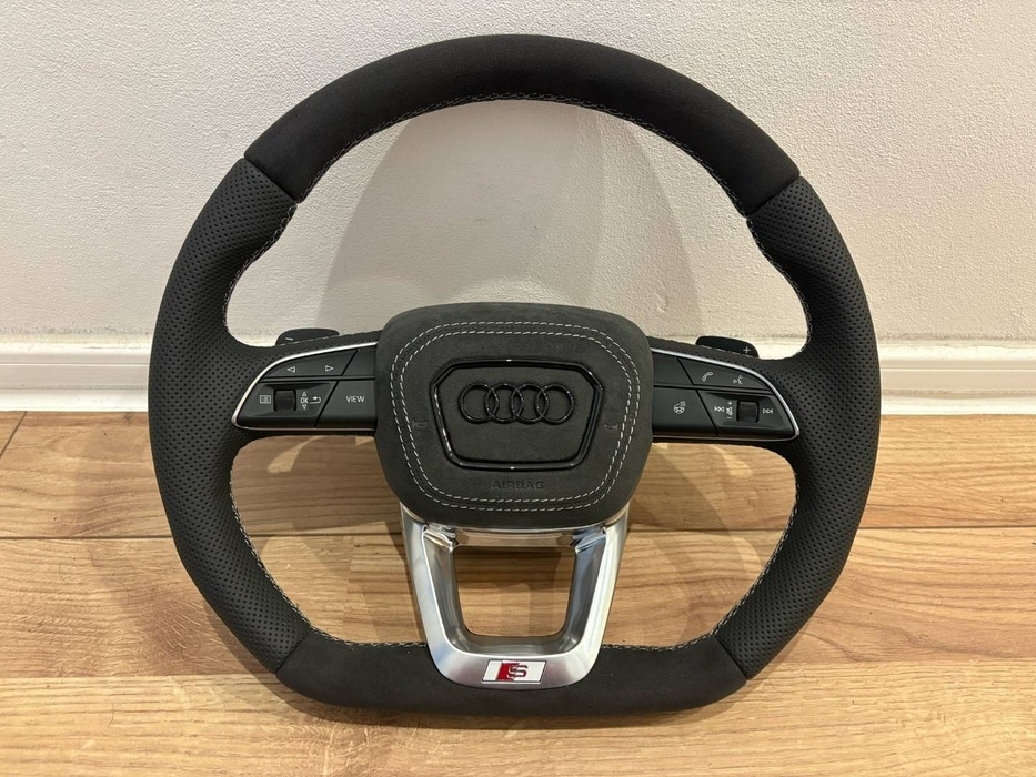 AUDI ŠPORTOVÝ VYHRIEVANÝ - ALKANTARA / KOŽA biela niť