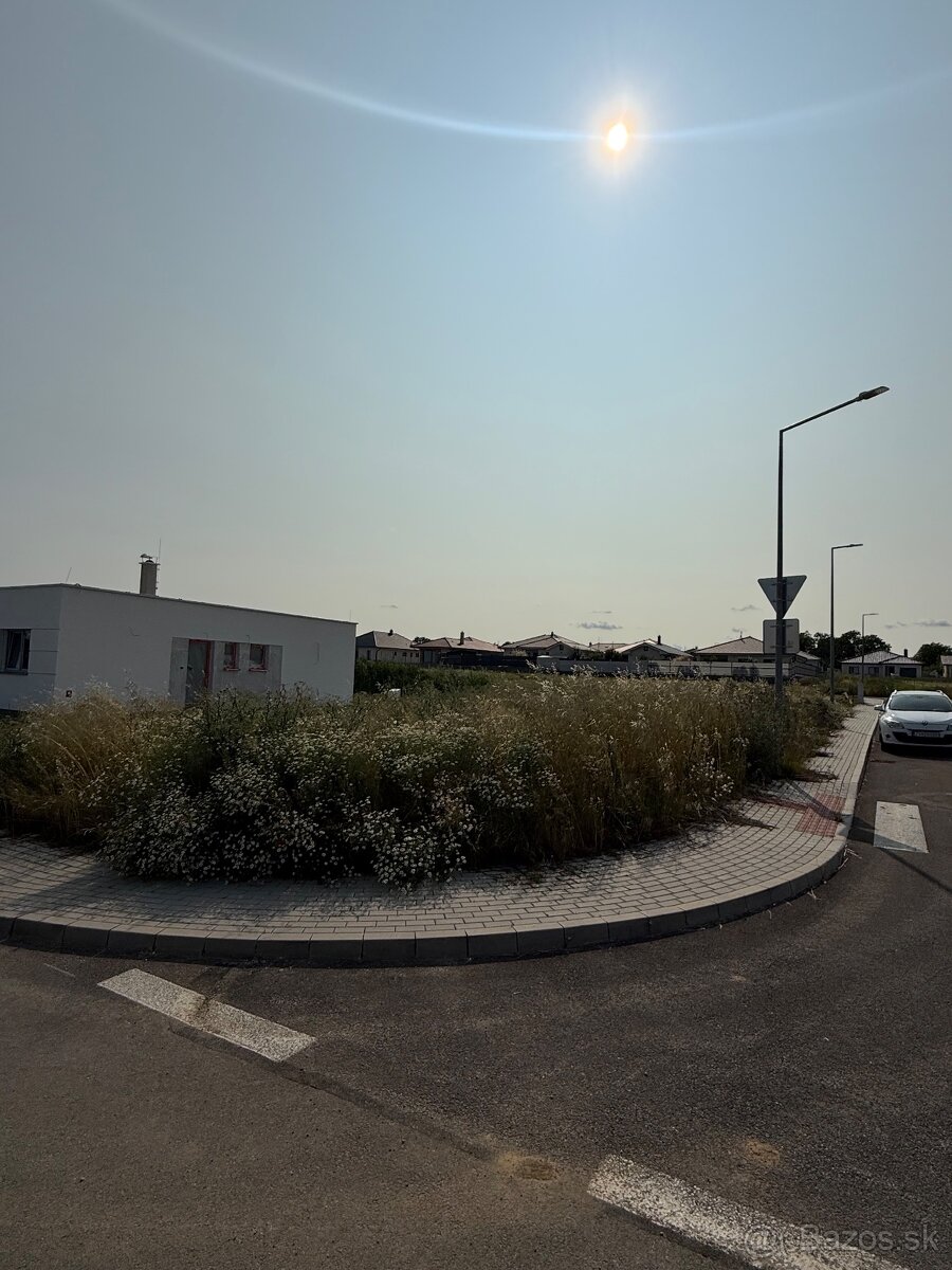 Stavebný pozemok s projektom rodinného domu