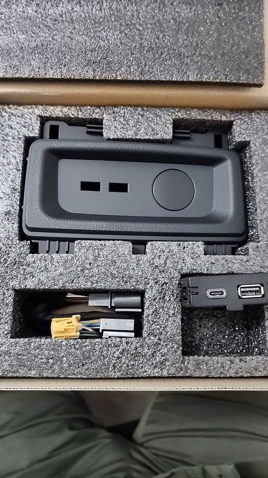 Audi A4 A5 zadná USB konzola