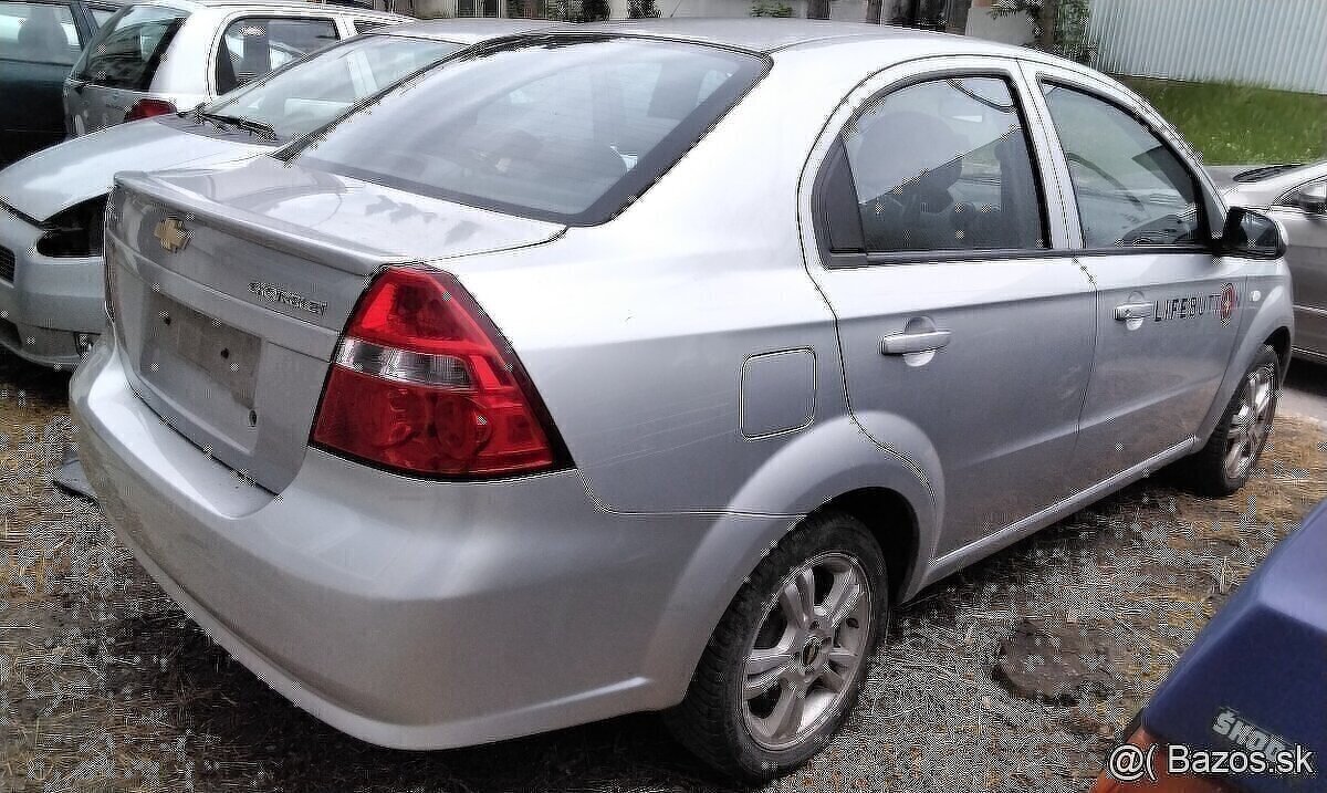 Chevrolet Aveo 1.4 2009 predám DVERE, NÁRAZNÍK, ZADNá kapota