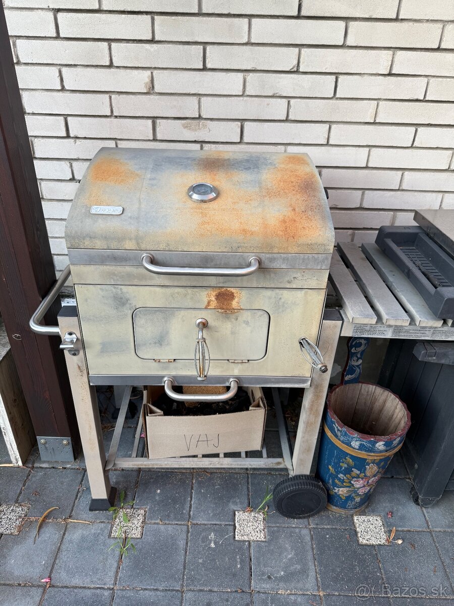 Zahradny gril na uhlie