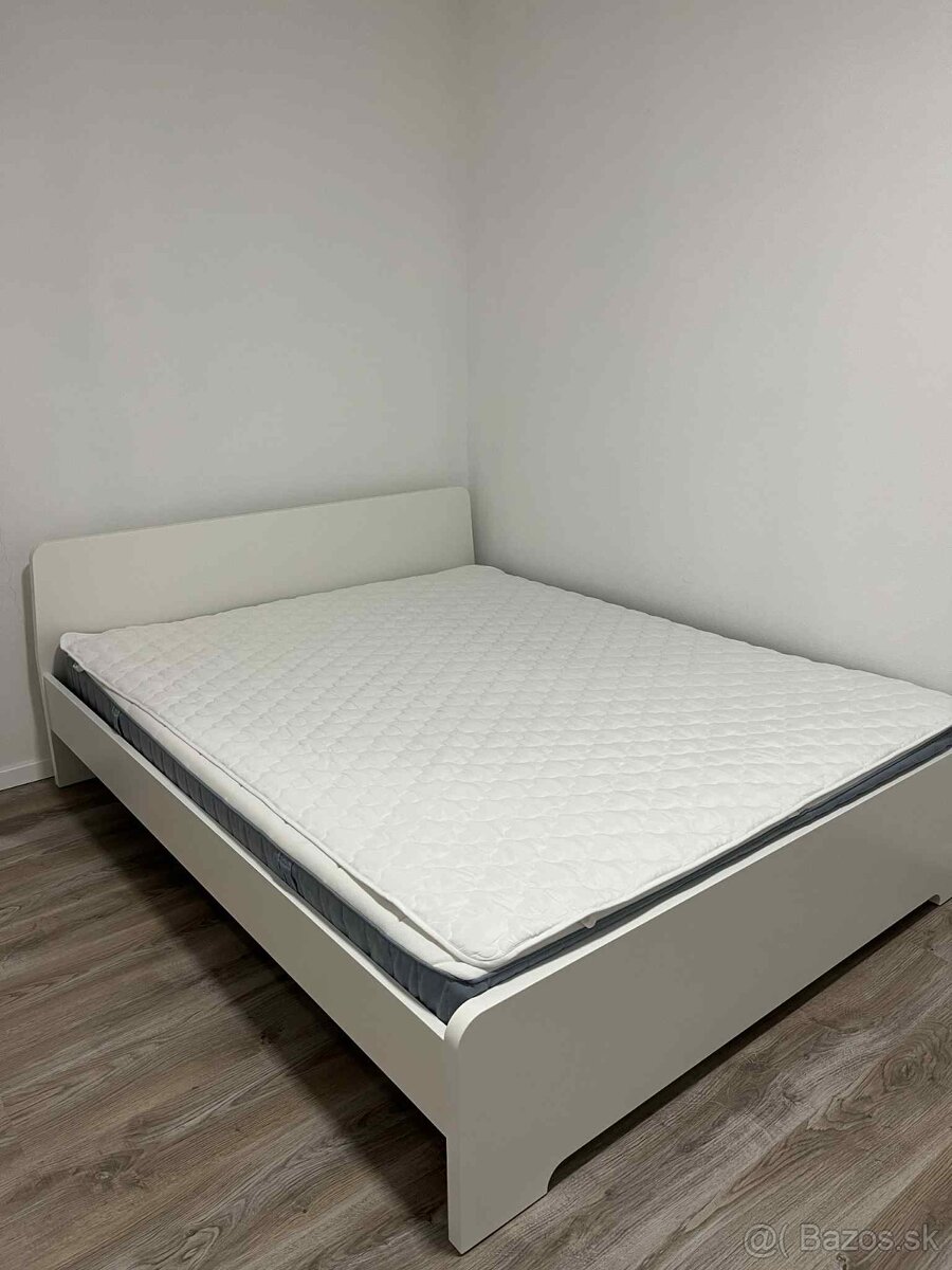 Manželská posteľ s matracom